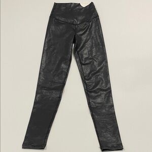 Aerie Offline High Rise V waist Shimmering Black Leggings Small/Tall